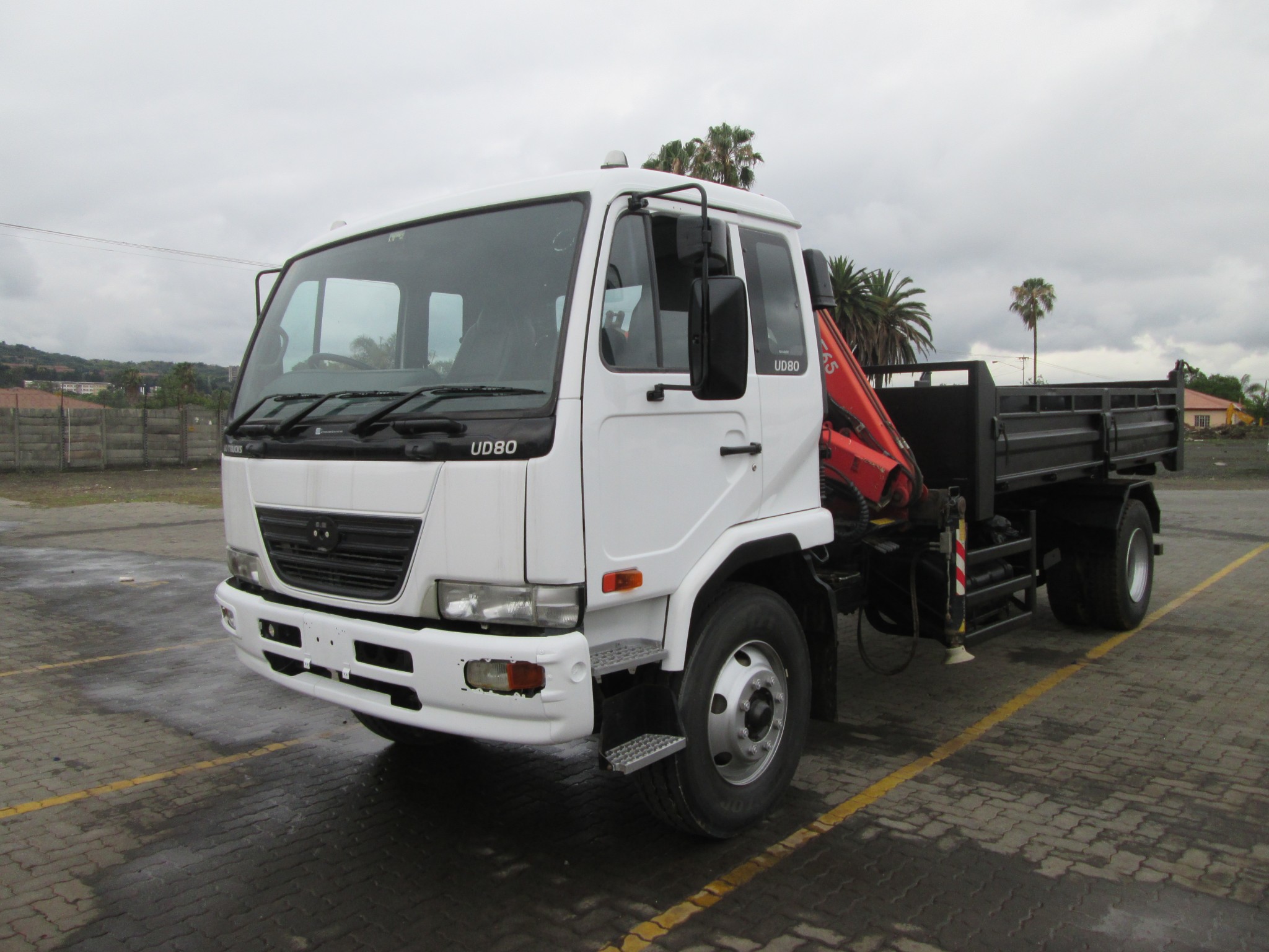 2013 UD80 5CUBE  TIPPER DROPSIDE BODY WITH FASSI F65 CRANE  - Image 3