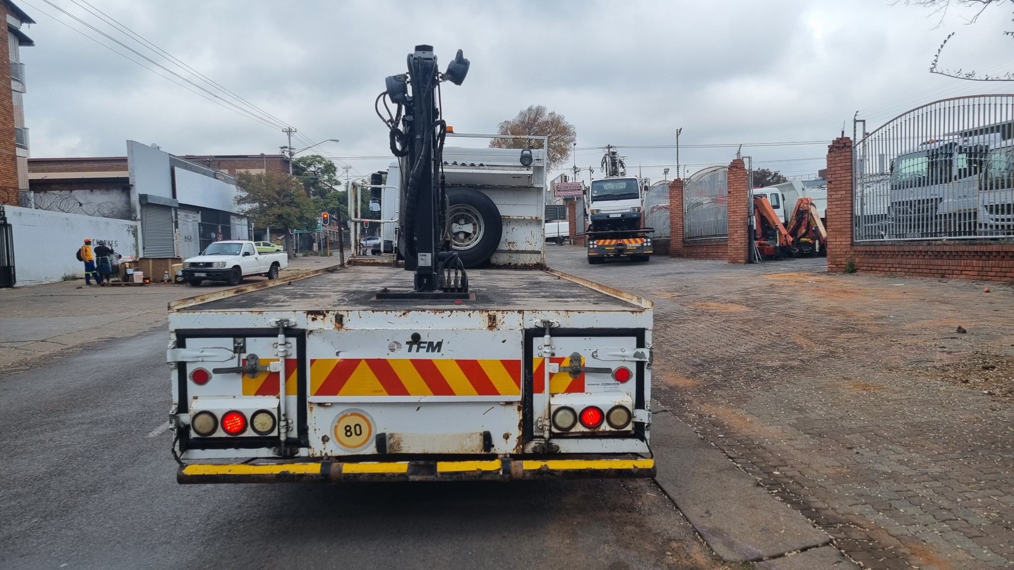 2010 TATA 1518c  8TON FLATDECK WITH 033T HIAB CRANE - Image 7