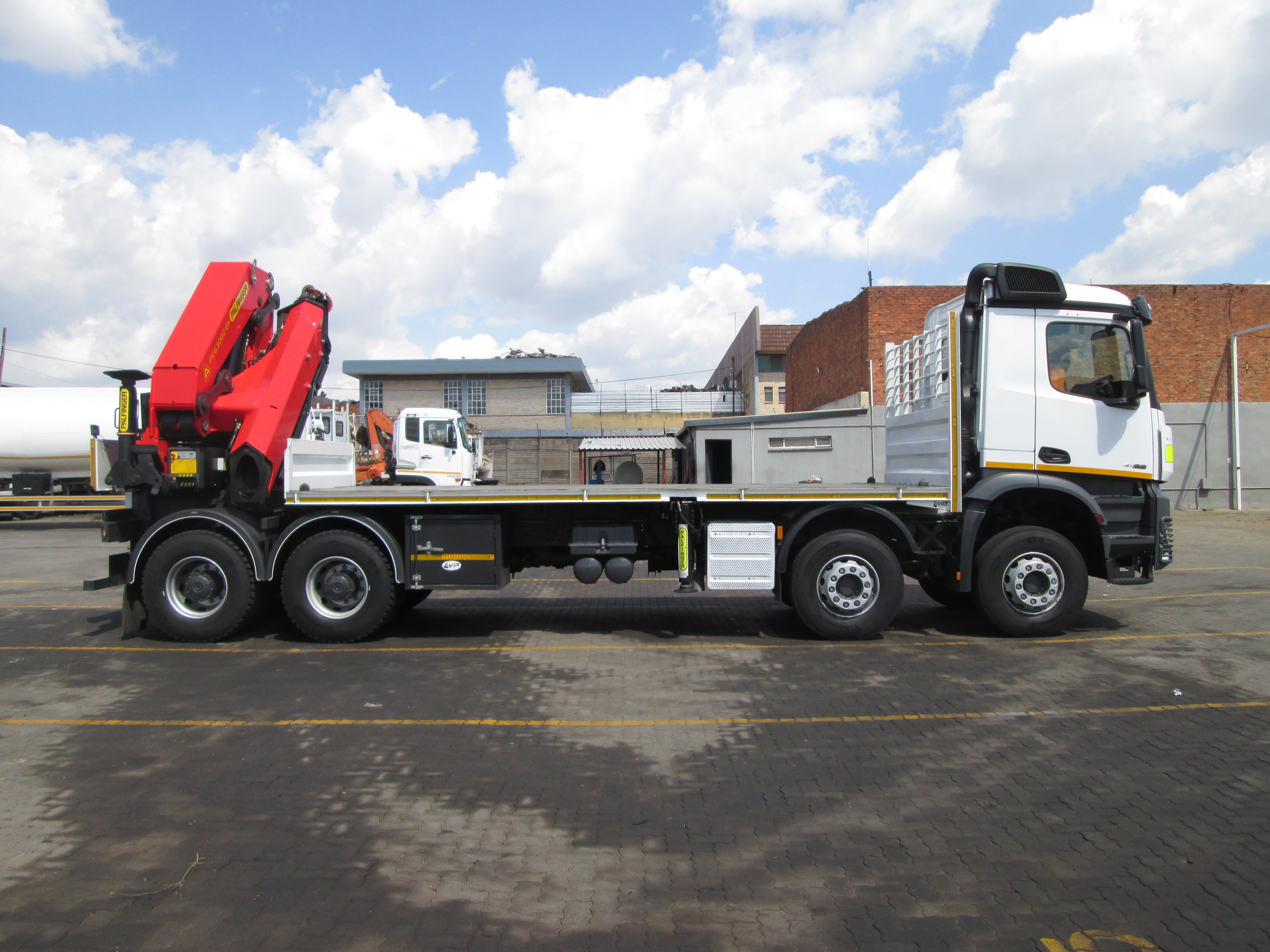 2023 Mercedes Benz AROCS 4152 Twin steer 8x4 flat deck Equipped with rear mount PK63002 EH crane - Image 12