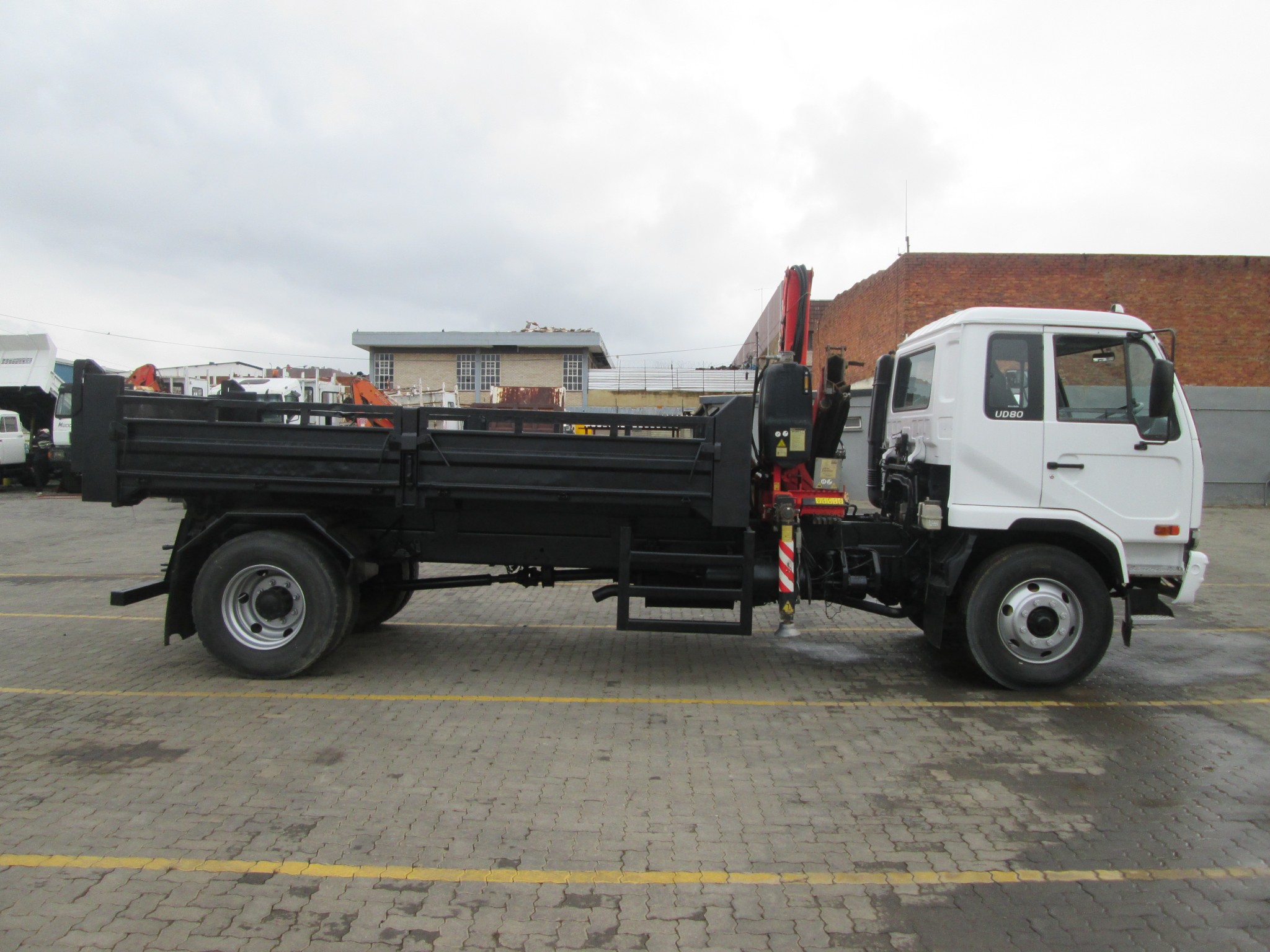 2013 UD80 5CUBE  TIPPER DROPSIDE BODY WITH FASSI F65 CRANE  - Image 8