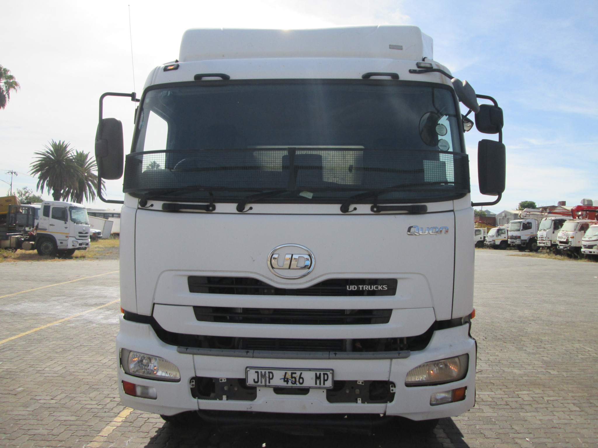 2018 UD QUON GW26-450 TRUCK TRACTOR 304005KM - Image 2