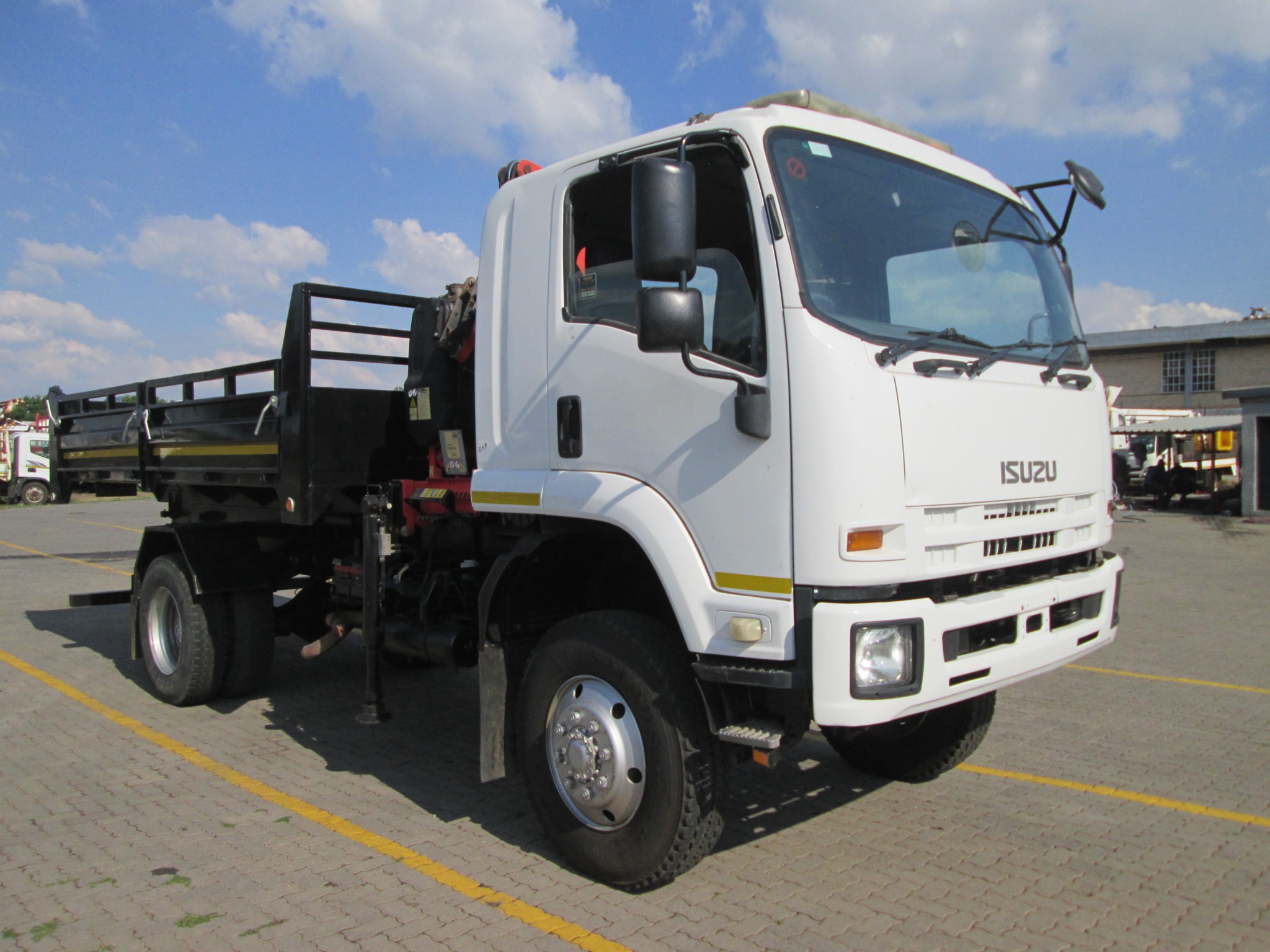 2014 ISUZU FTS750 4X4 5CUBE TIPPER DROPSIDE WITH FASSI F65 CRANE - Image 7