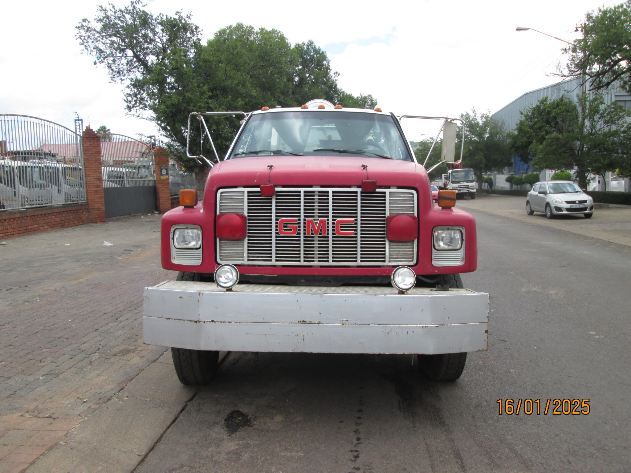 2000 GMC TOPKICK C6500 FIRE TRUCK - Image 2