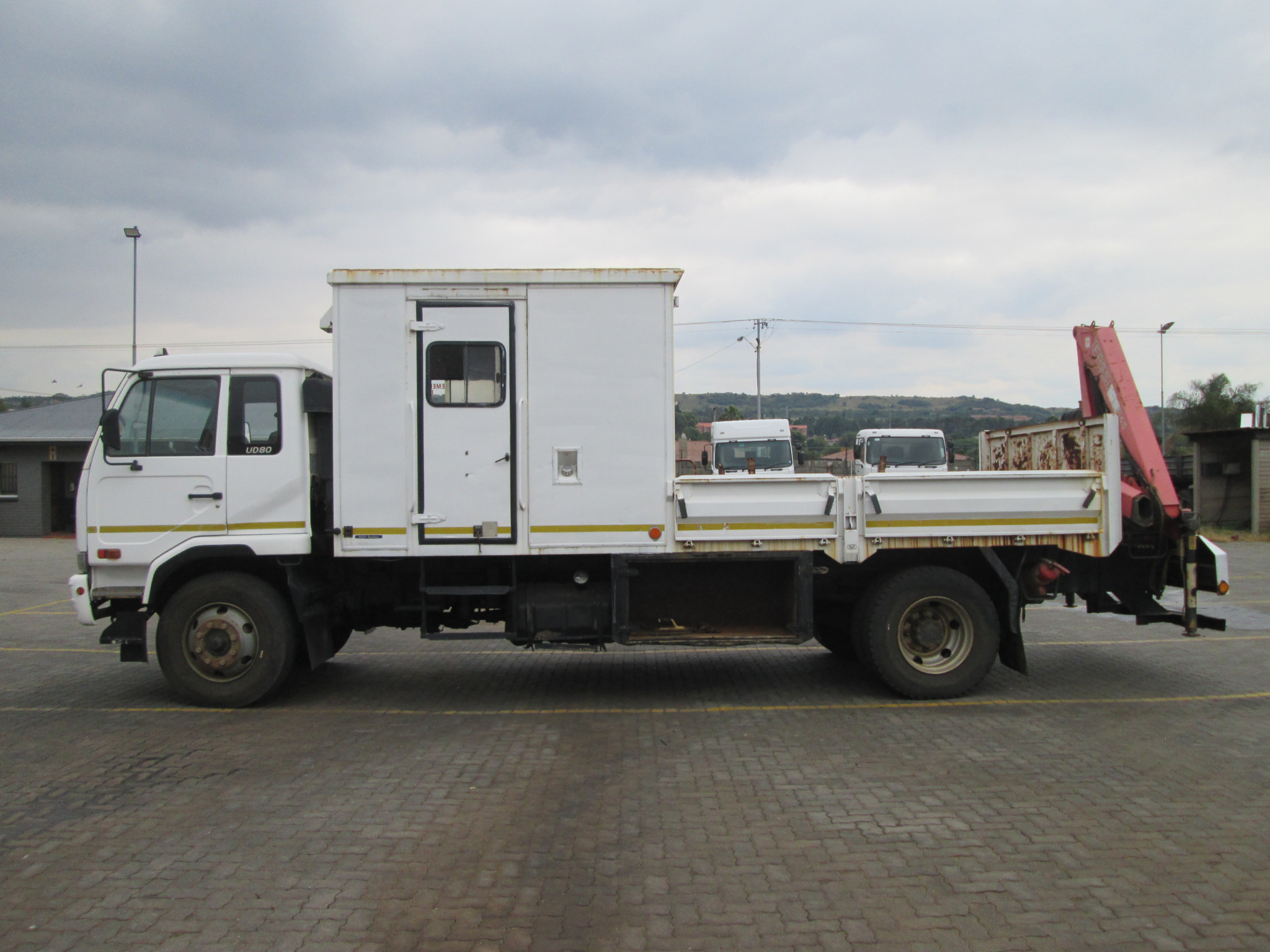 2011 UD TRUCK UD80 8TON DROPSIDE WITH FASSI F65 CRANE & CREWCAB - Image 4
