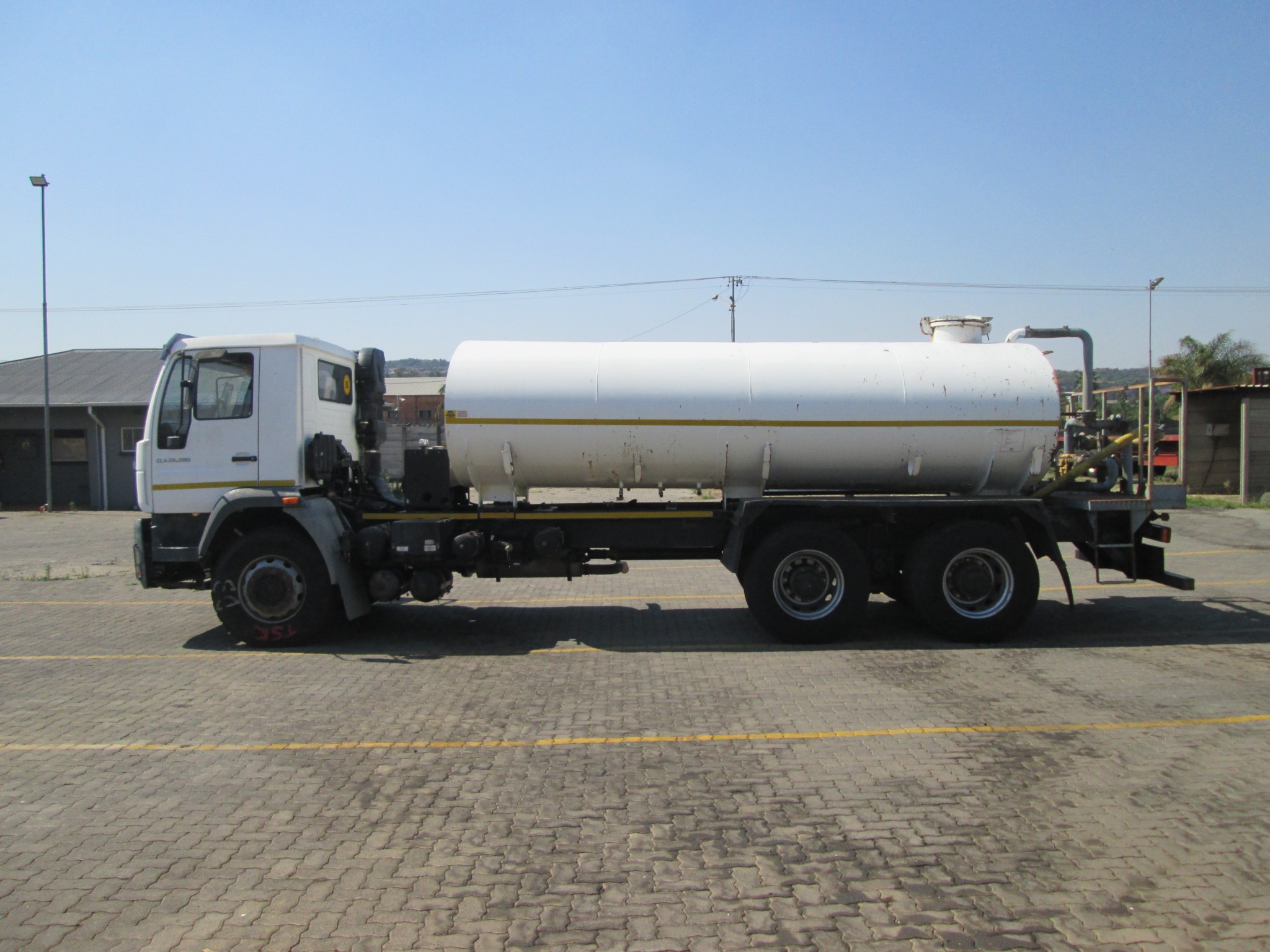 2018 MAN CLA26.280 12000L WATER TANKER - Image 11