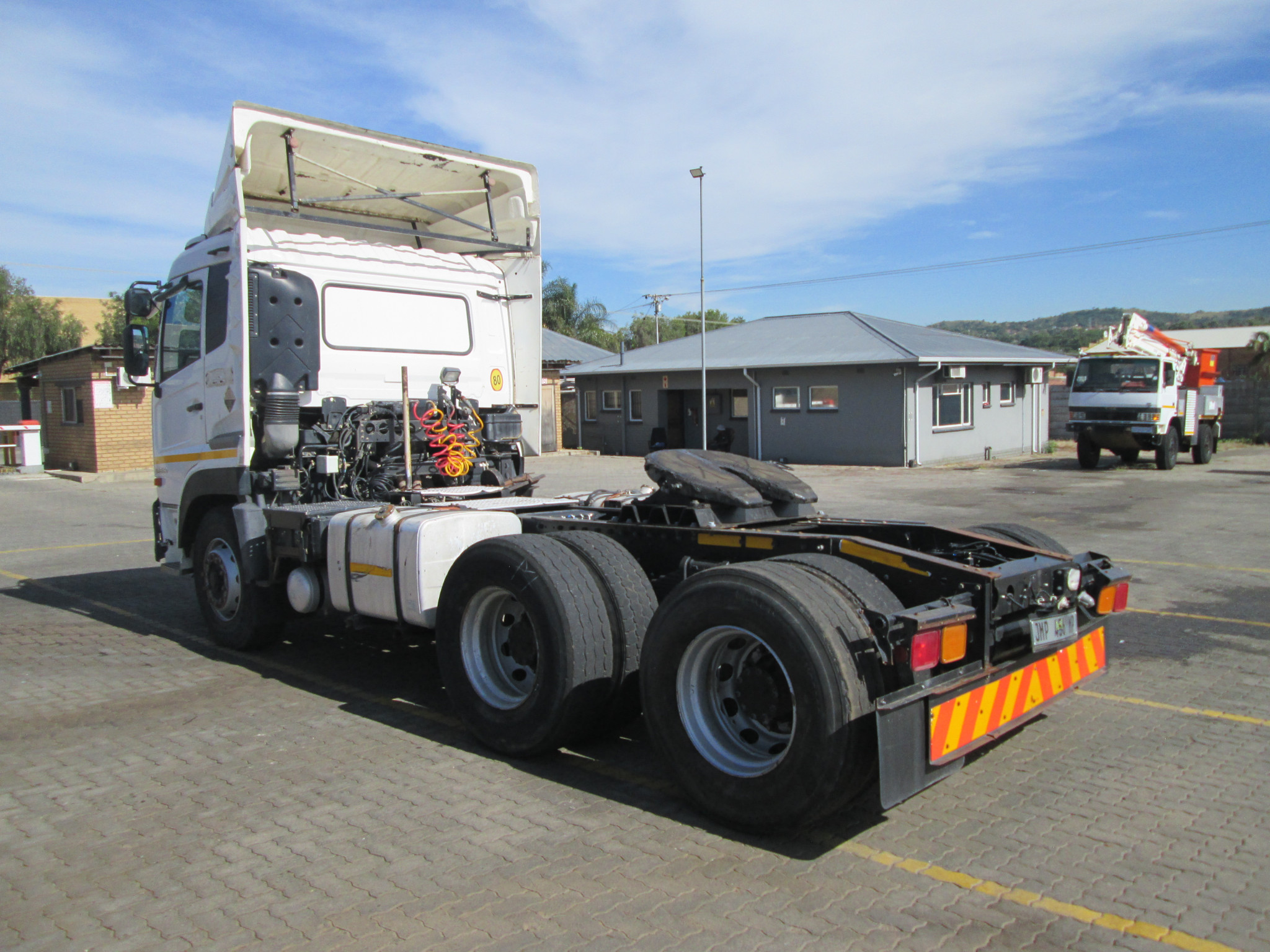 2018 UD QUON GW26-450 TRUCK TRACTOR 304005KM - Image 5