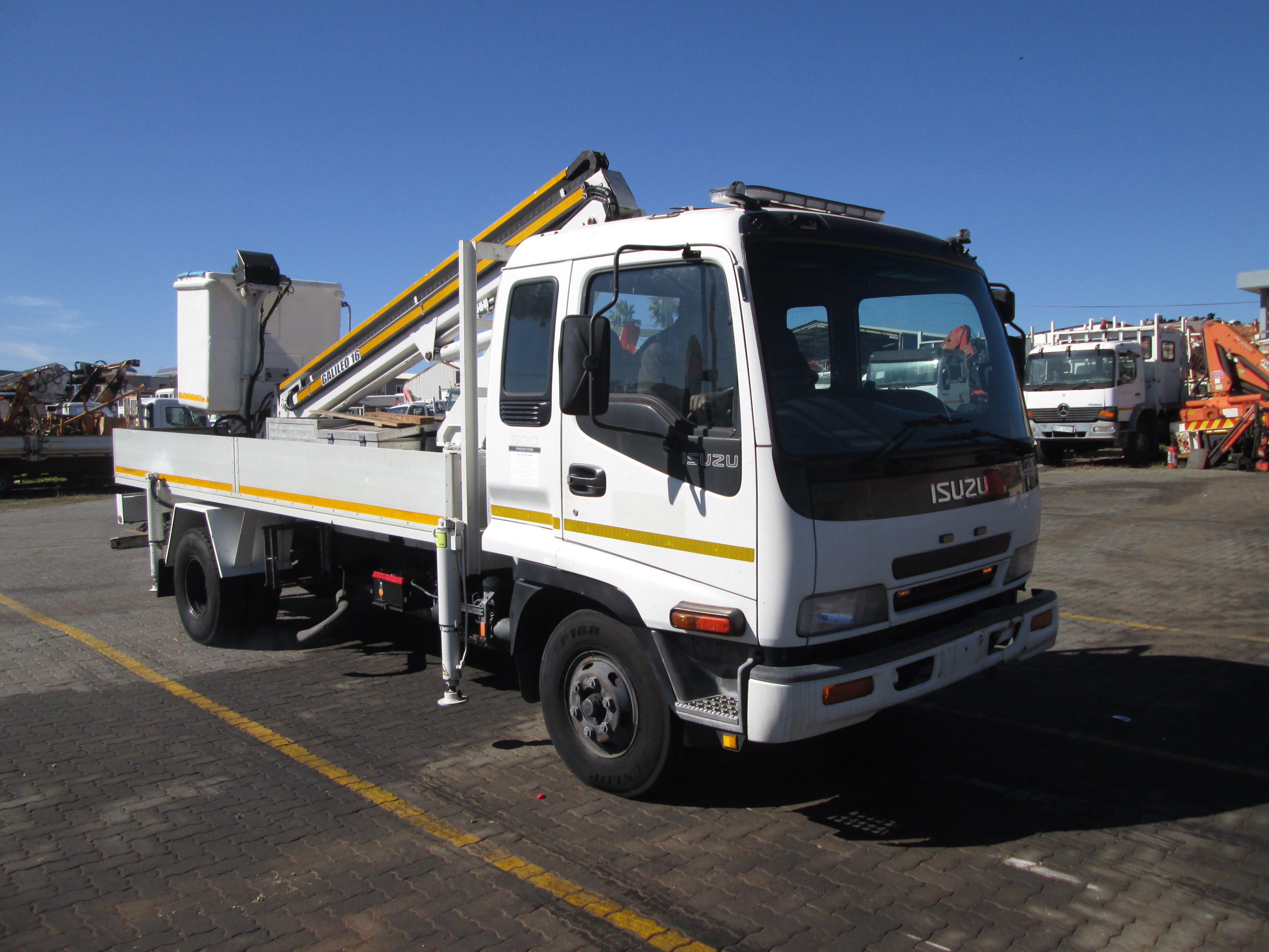 2009 ISUZU FRR500 FRIGHTER 5TON WITH GALILEO ITALMEC 16M REACH CHERRY PICKER - 240169KM - Image 1