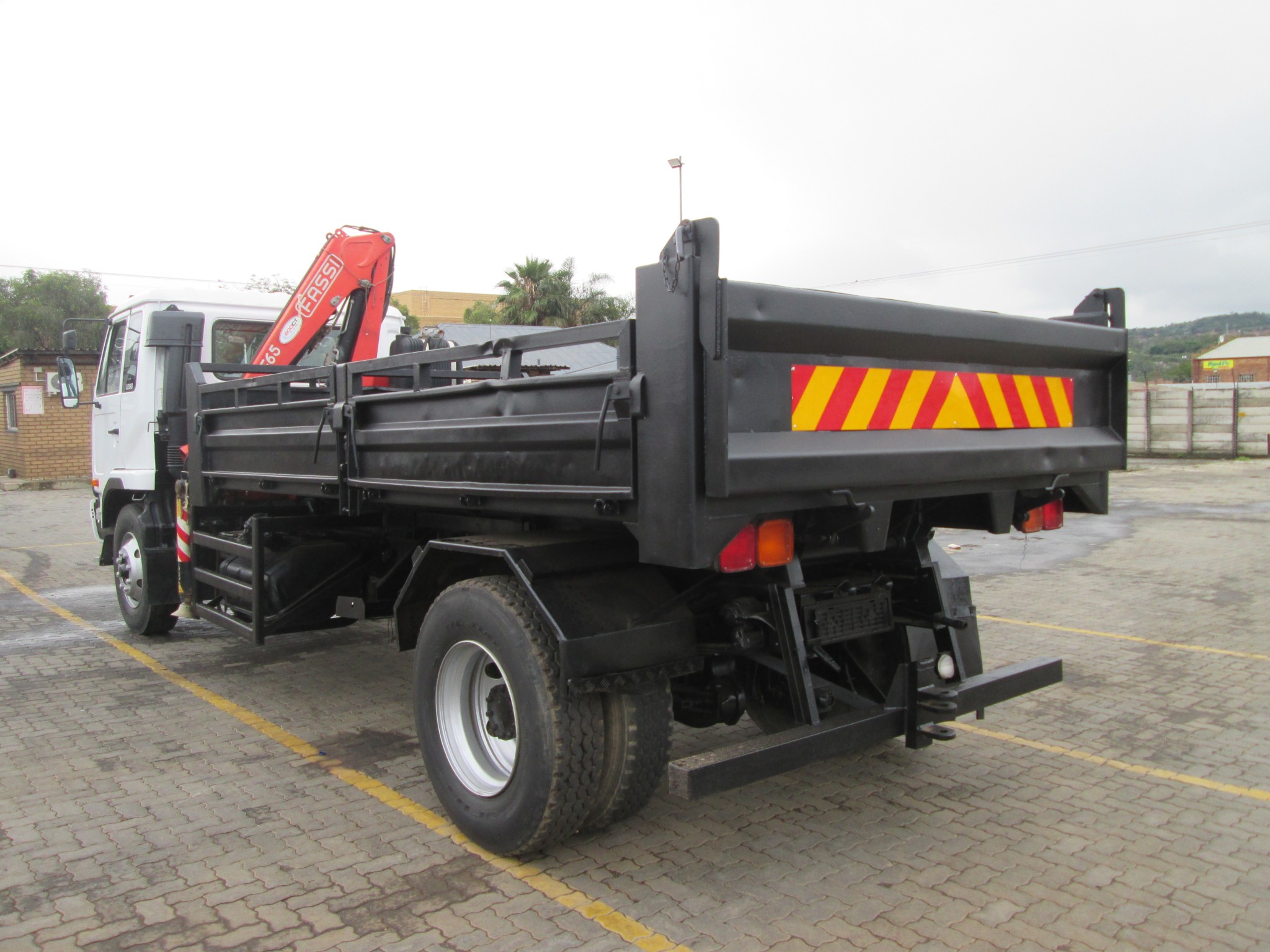 2013 UD80 5CUBE  TIPPER DROPSIDE BODY WITH FASSI F65 CRANE  - Image 5