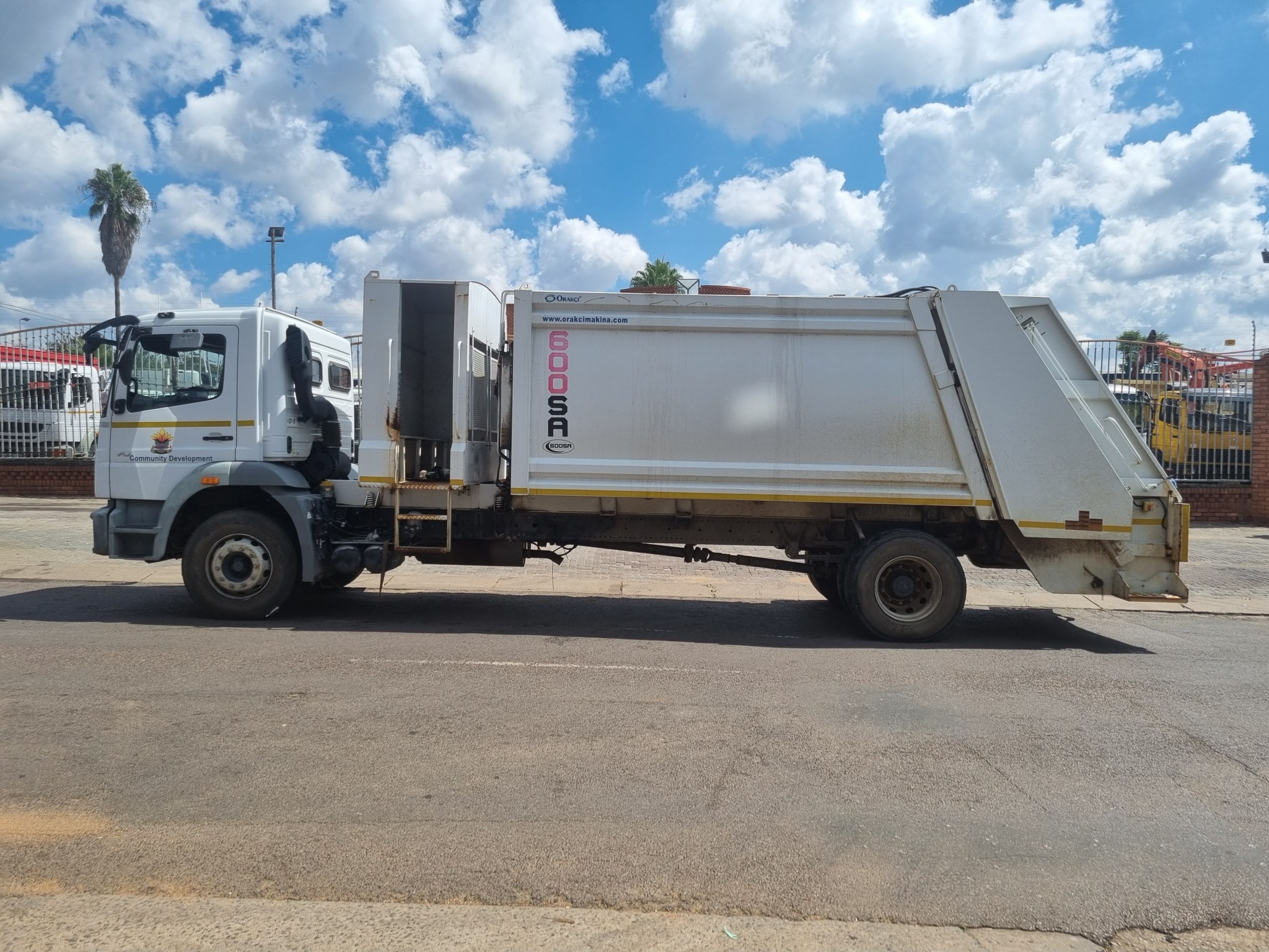 2018 FUSO FJ16-230 13CUBE COMPACTOR - Image 4