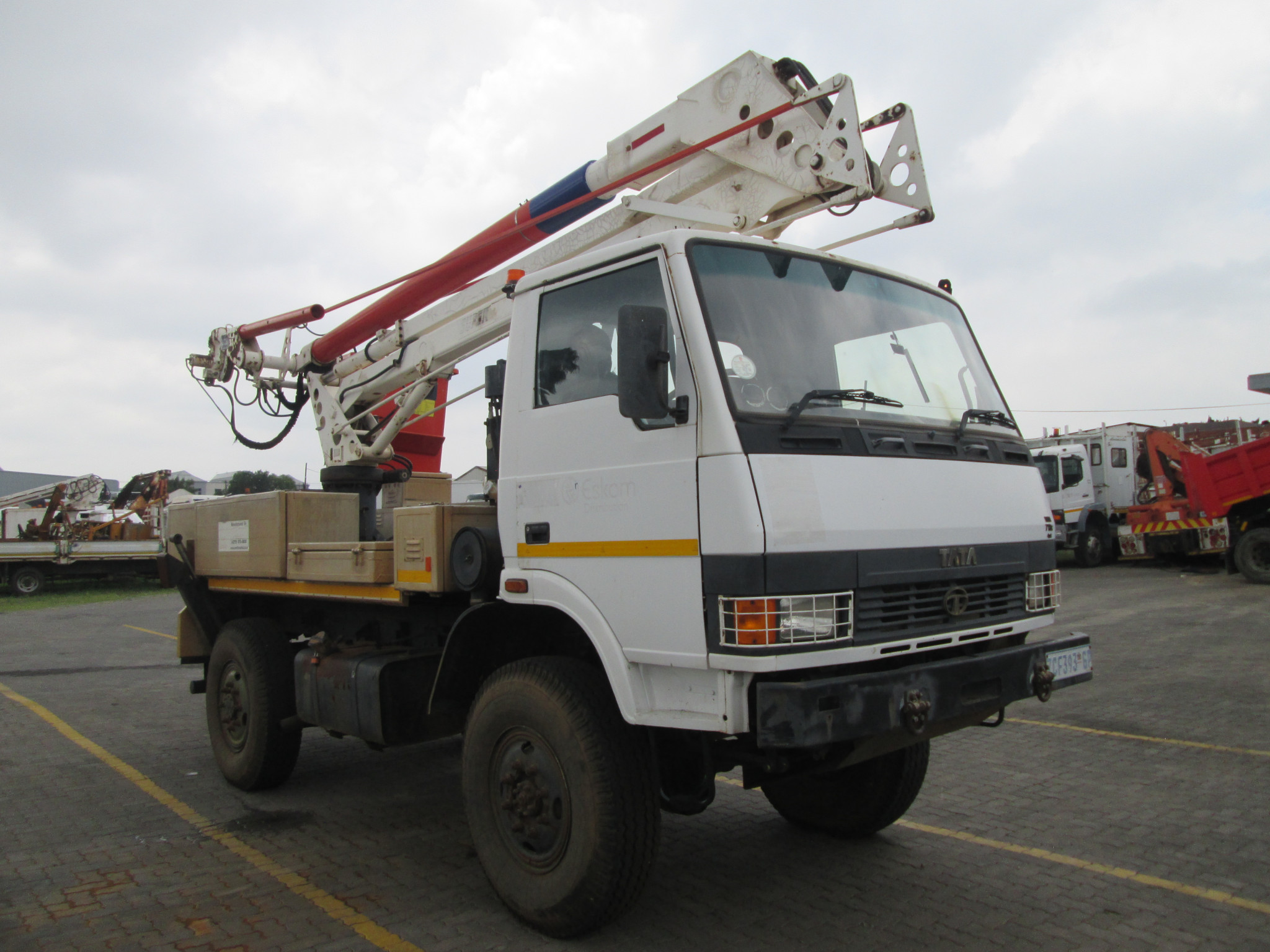 2010 TATA 713C 13M REACH LIVELINE CHERRY PICKER - Image 1