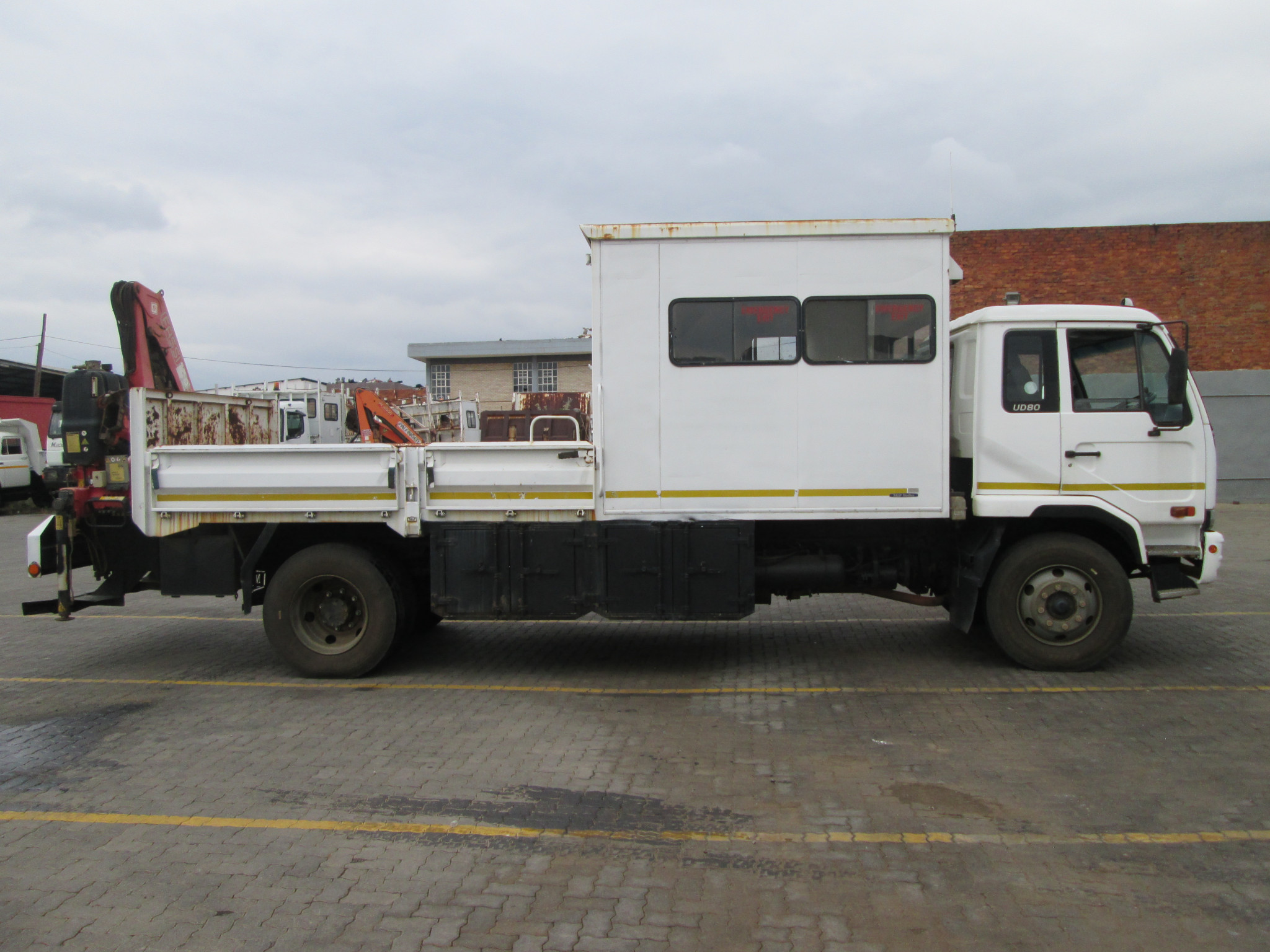 2011 UD TRUCK UD80 8TON DROPSIDE WITH FASSI F65 CRANE & CREWCAB - Image 8