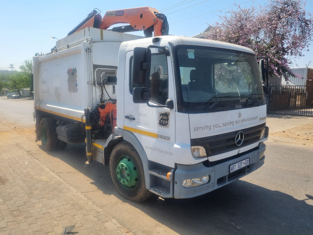 2007 MERCEDES BENZ 1517 COMPACTOR UNIT WITH PK15500 CRANE