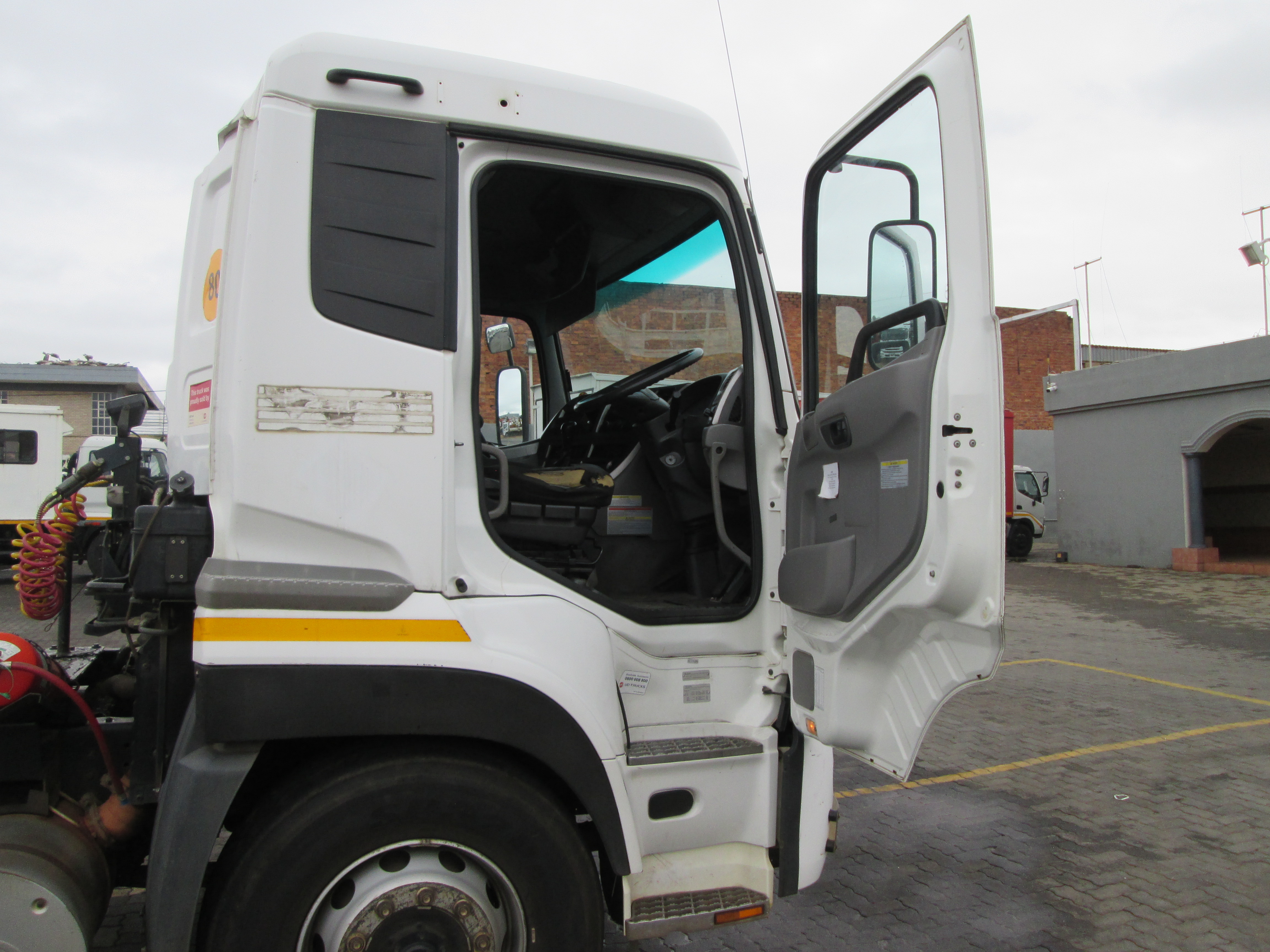 2019 UD QUON GW26-450 TRUCK TRACTOR 279924KM - Image 9