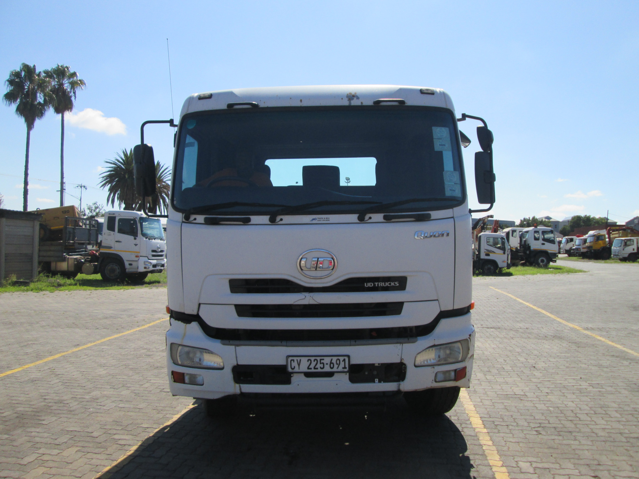 2015 UD QUON GW26-450 TRUCK TRACTOR 309996 KM - Image 2