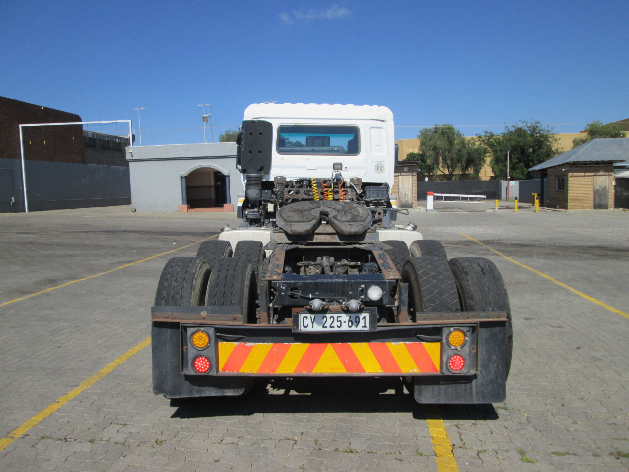 2015 UD QUON GW26-450 TRUCK TRACTOR 309996 KM - Image 6