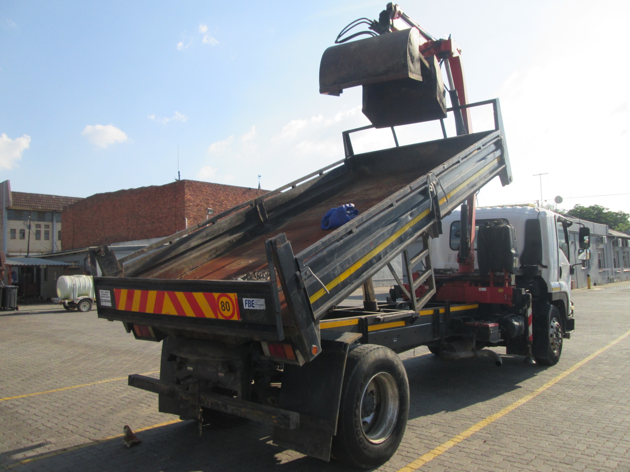 2014 ISUZU FTR850 5CUBE TIPPER DROPSIDE BODY WITH FASSI F80 CRANE AND GRAB - Image 16