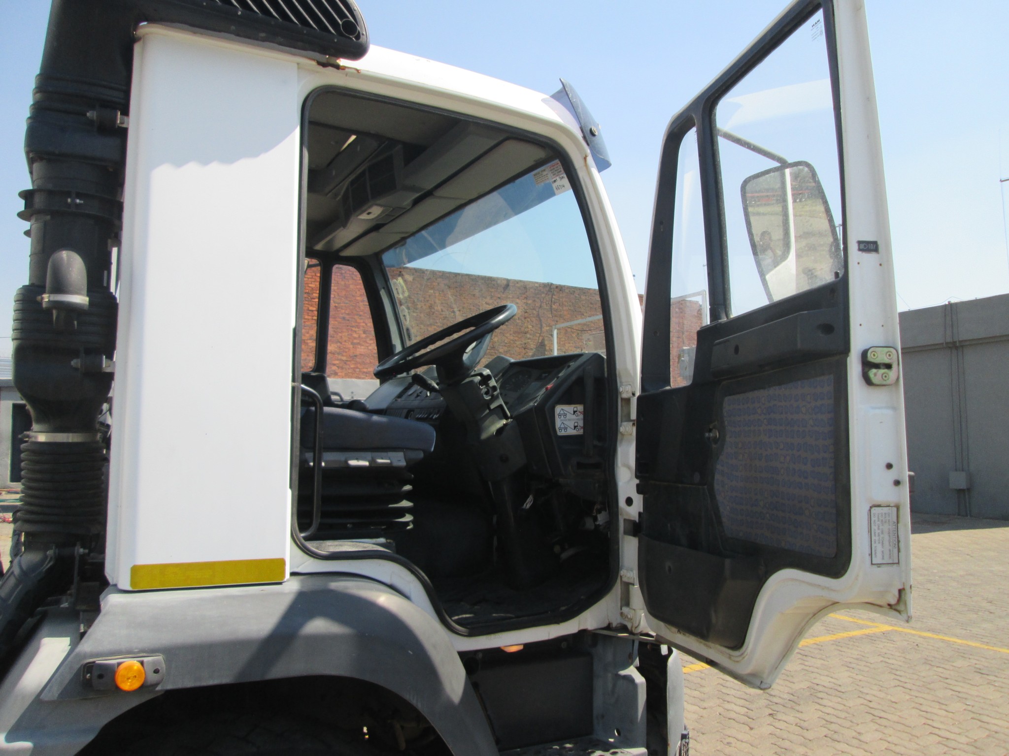 2018 MAN CLA26.280 12000L WATER TANKER - Image 8