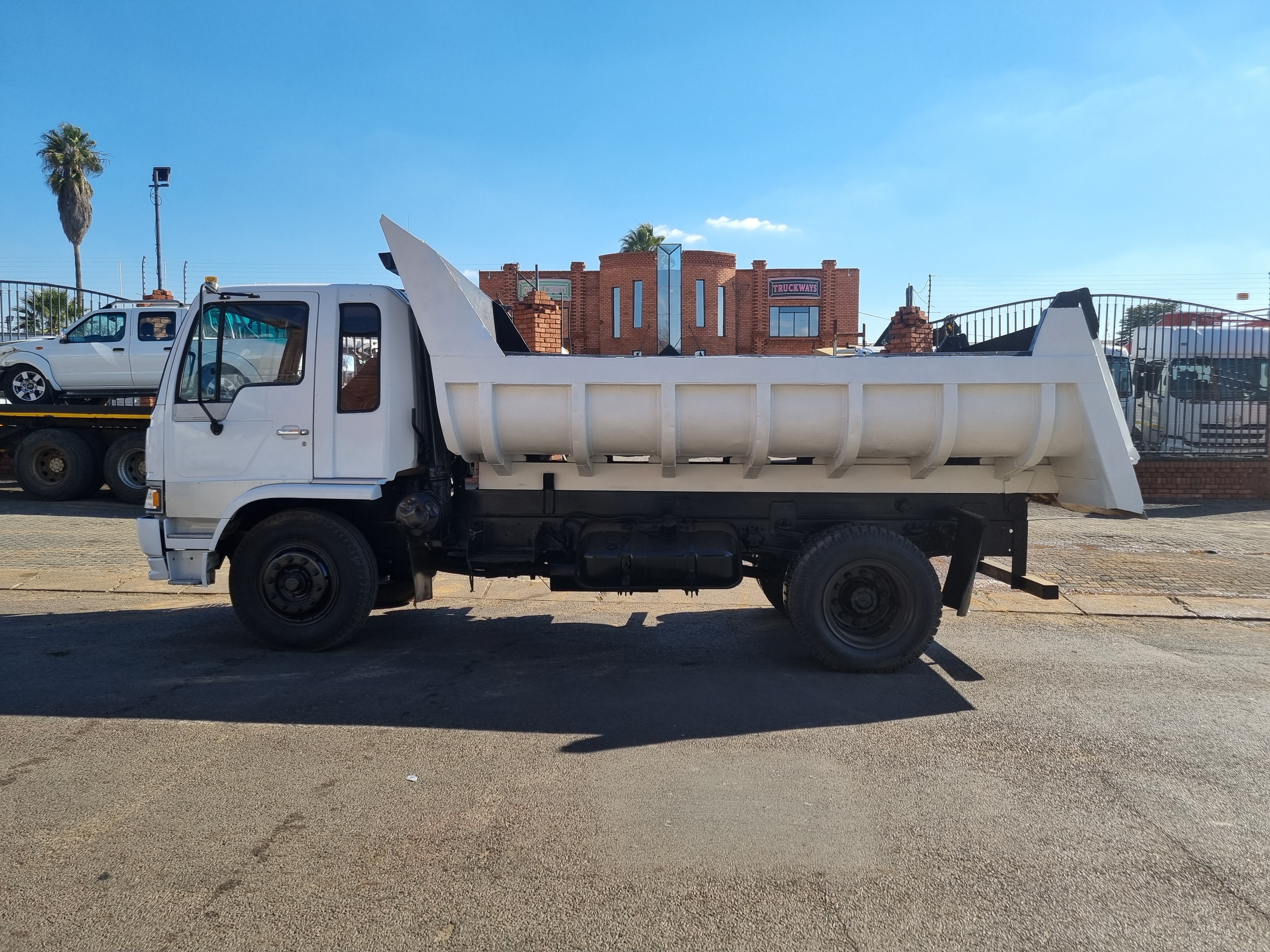 1998 HINO 14.143 6CUBE TIPPER - 224683KM - Image 4