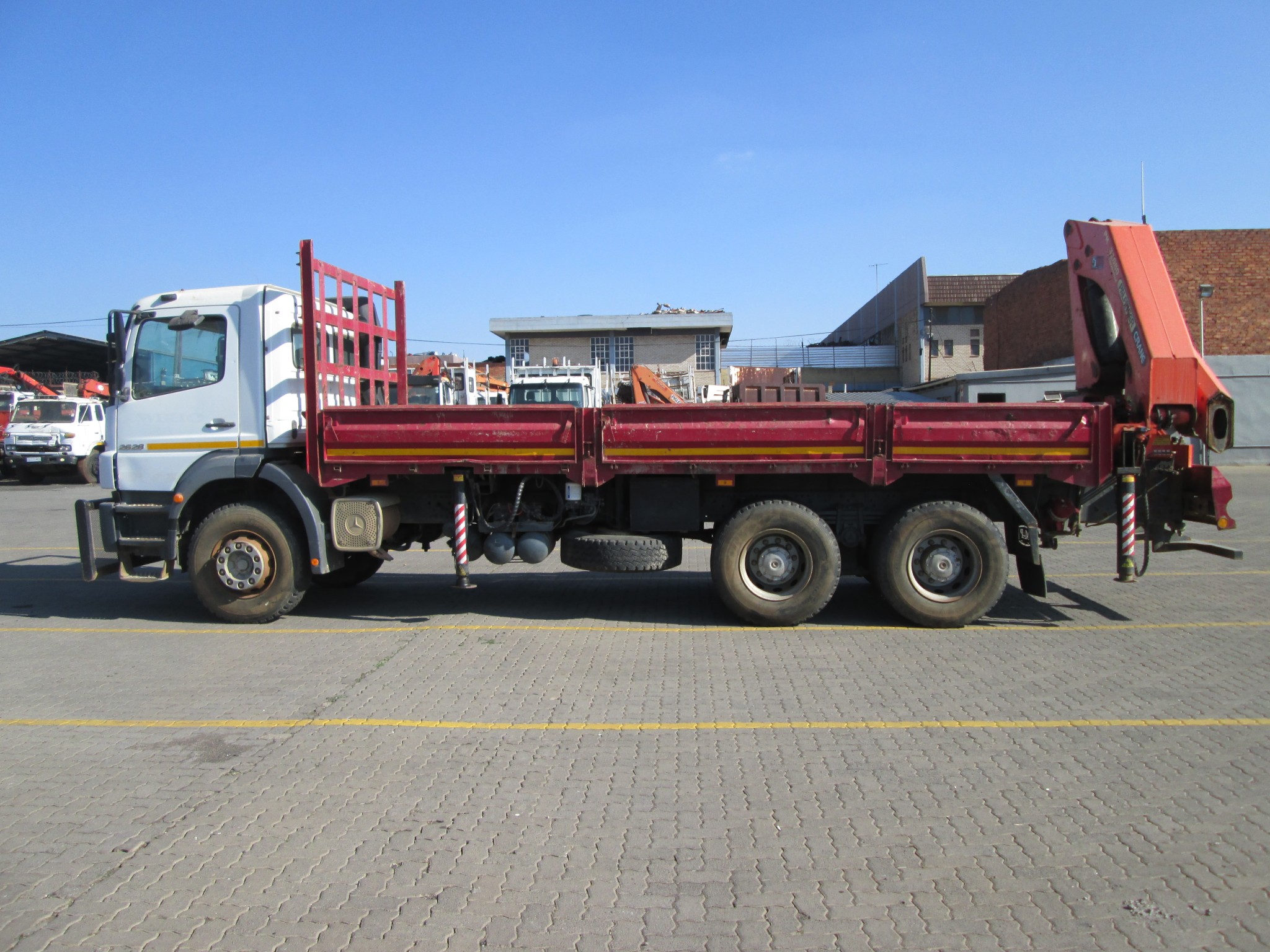 2011 MERCEDES BENZ 2628 AXOR 12TON DROPSIDE WITH PK32080 - Image 4