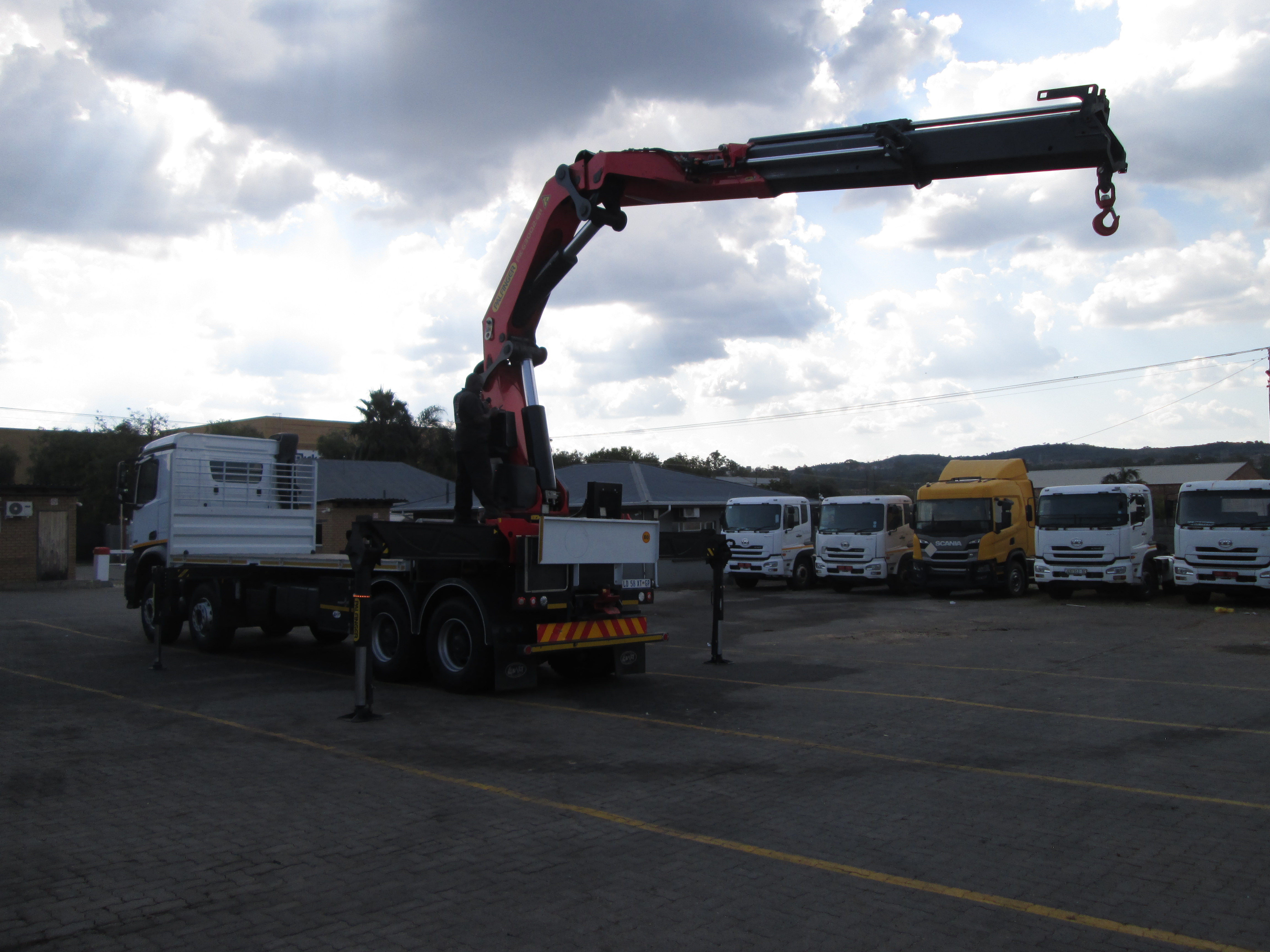 2023 Mercedes Benz AROCS 4152 Twin steer 8x4 flat deck Equipped with rear mount PK63002 EH crane - Image 28