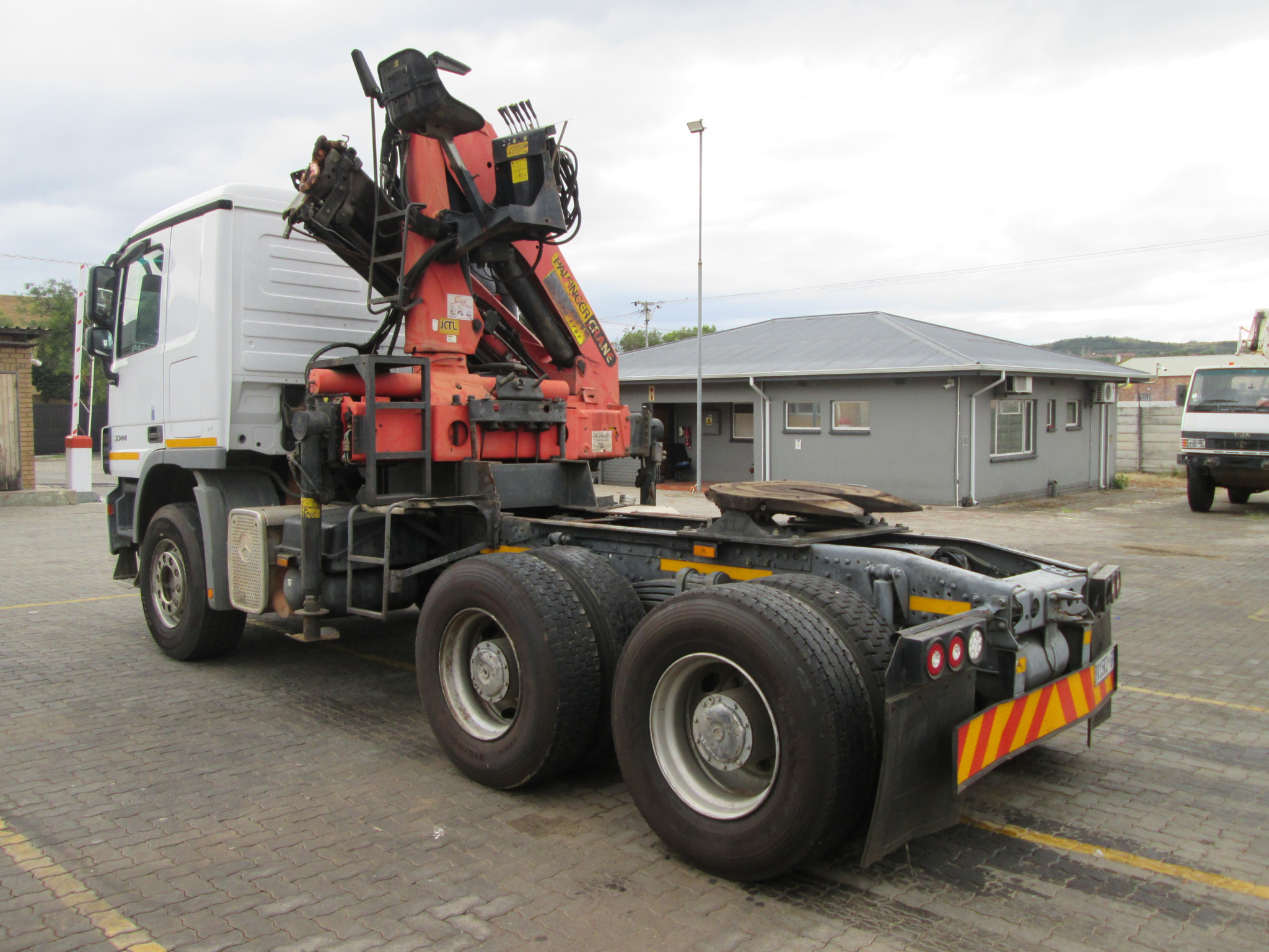 2012 MERCEDES BENZ 3344 TRUCK TRACTOR WITH PK 15500 CRANE - Image 5