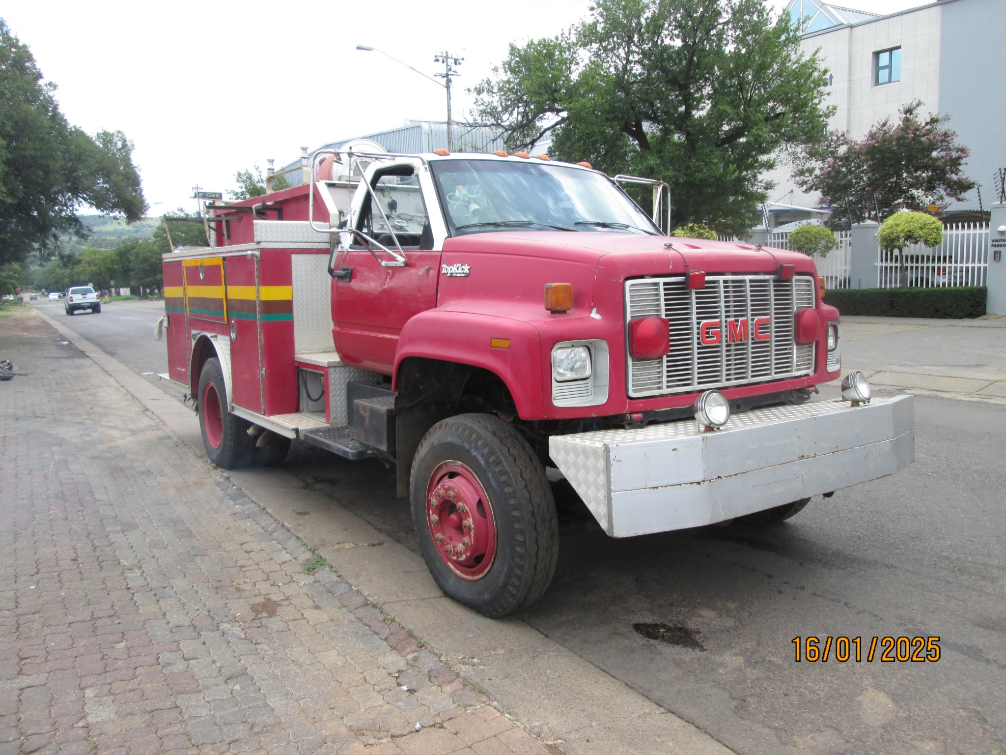 2000 GMC TOPKICK C6500 FIRE TRUCK - Image 3
