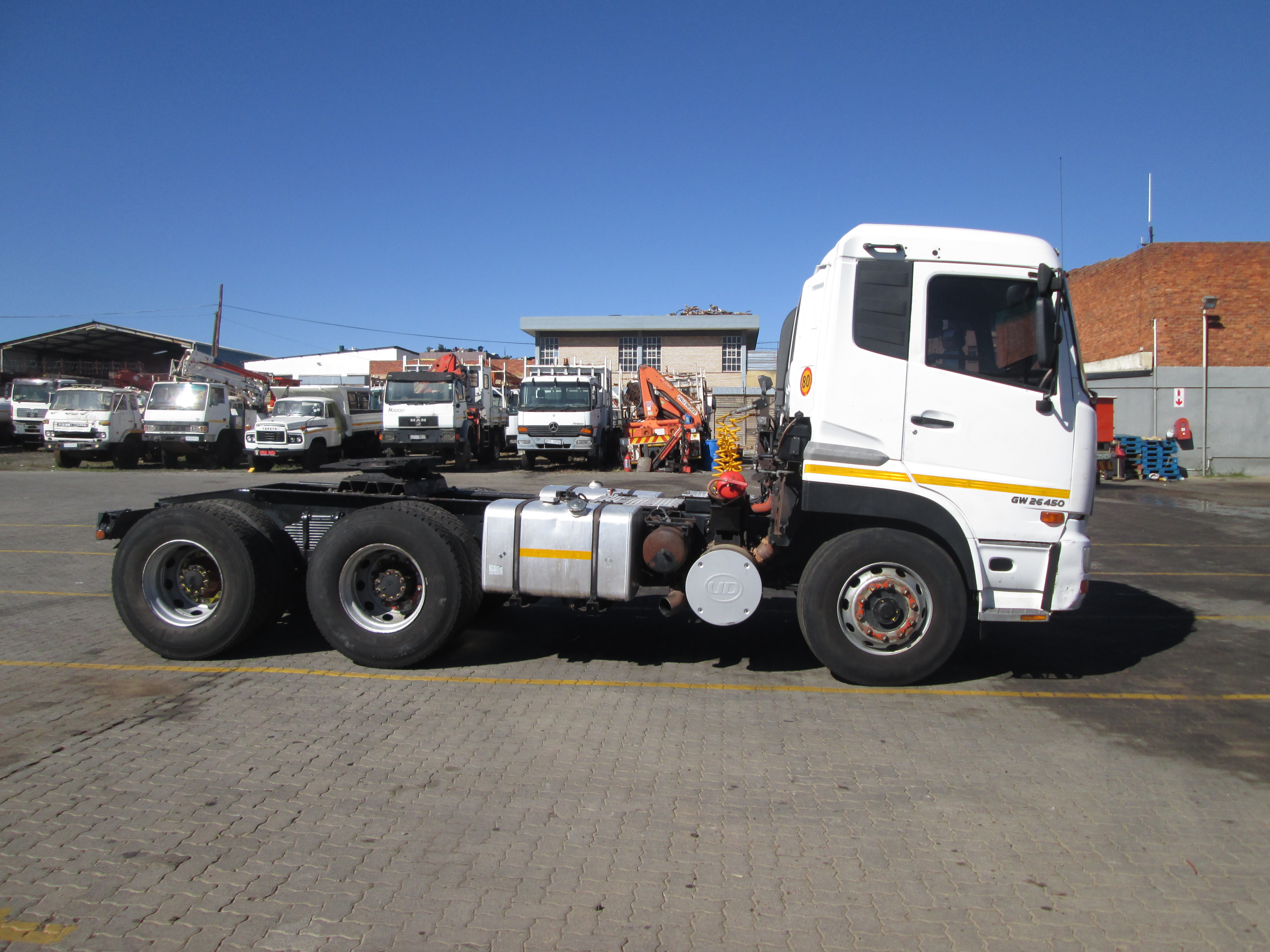 2015 UD QUON GW26-450 TRUCK TRACTOR 296557KM - Image 8