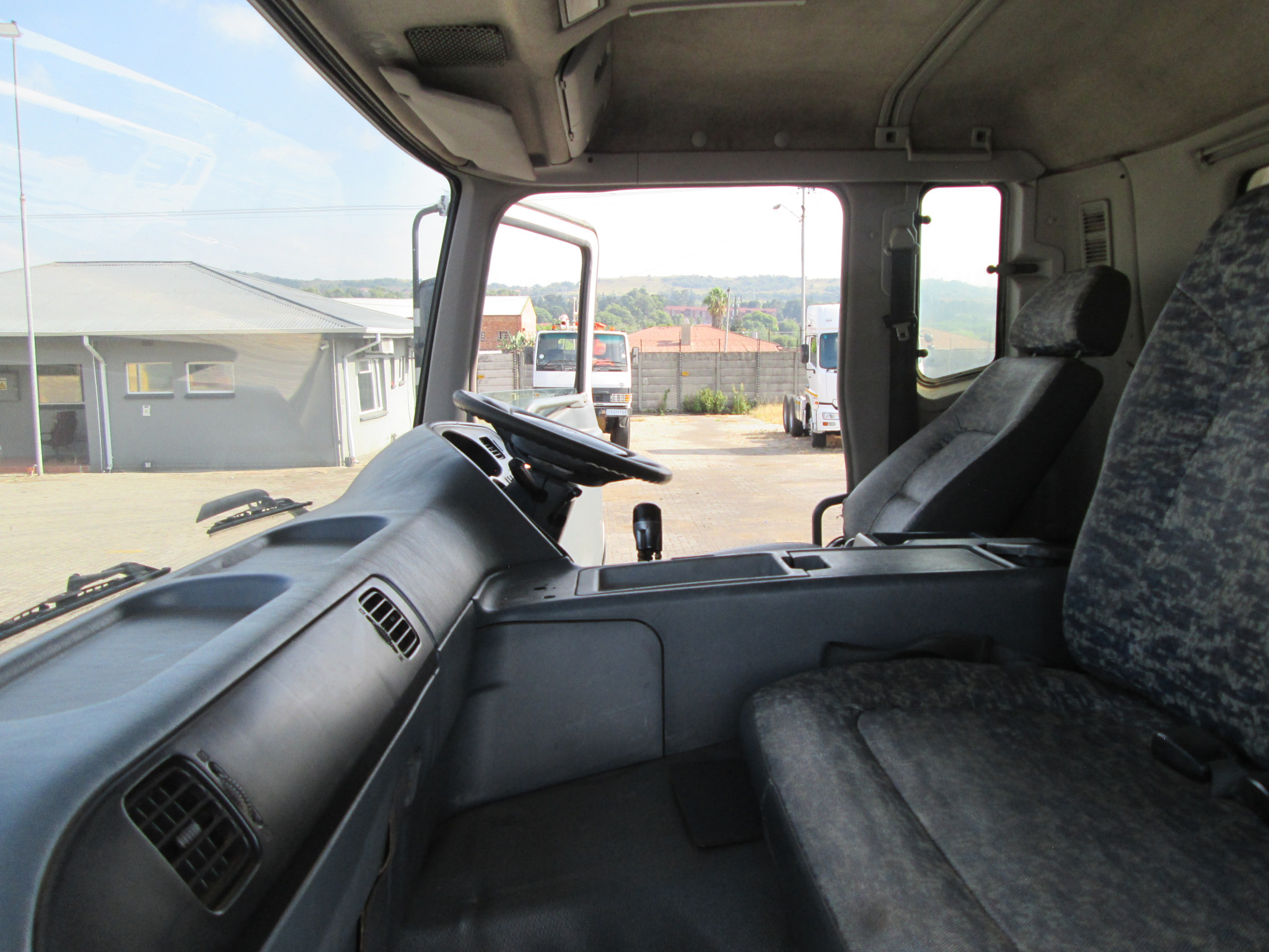 2007 FUSO FV26-340 12TON DROPSIDE WITH P15000L BONFIGLIOLI CRANE 376865KM - Image 15