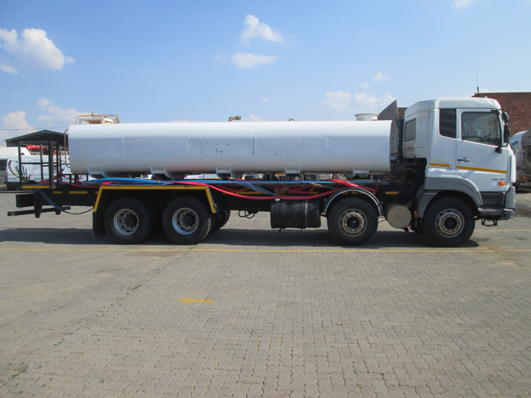 2019 UD QUESTER CGE420 TWINSTEER 18000L WATER TANKER - Image 8