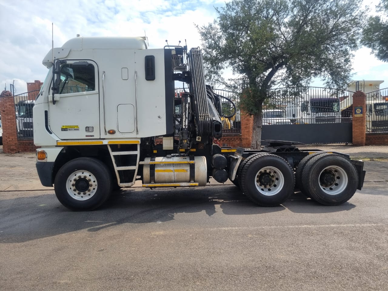 2014 FREIGHTLINER DETROIT 12.7-1650 TRUCK TRACTOR WITH HIAB 152B-2 CRANE - Image 4