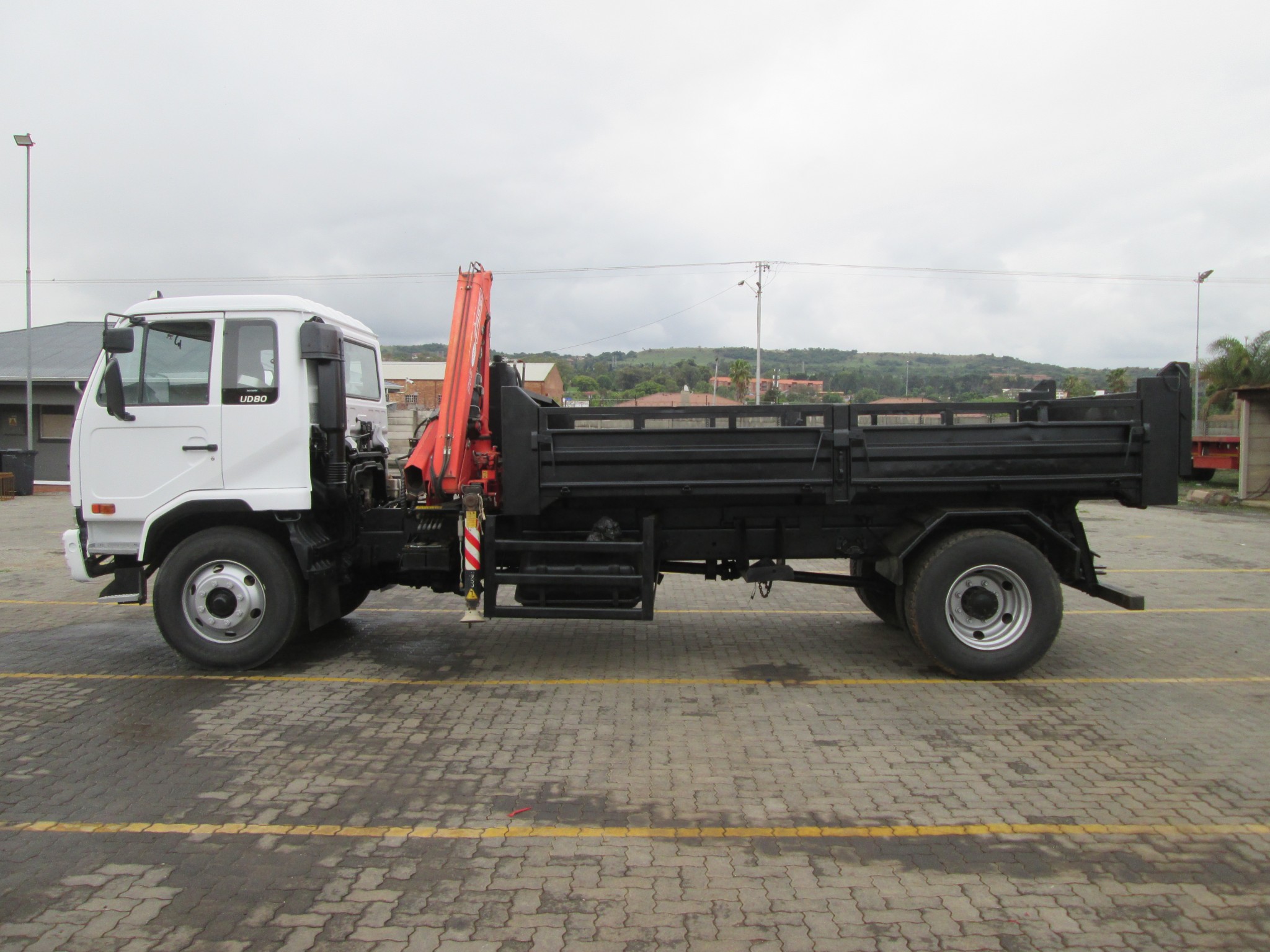 2013 UD80 5CUBE  TIPPER DROPSIDE BODY WITH FASSI F65 CRANE  - Image 4