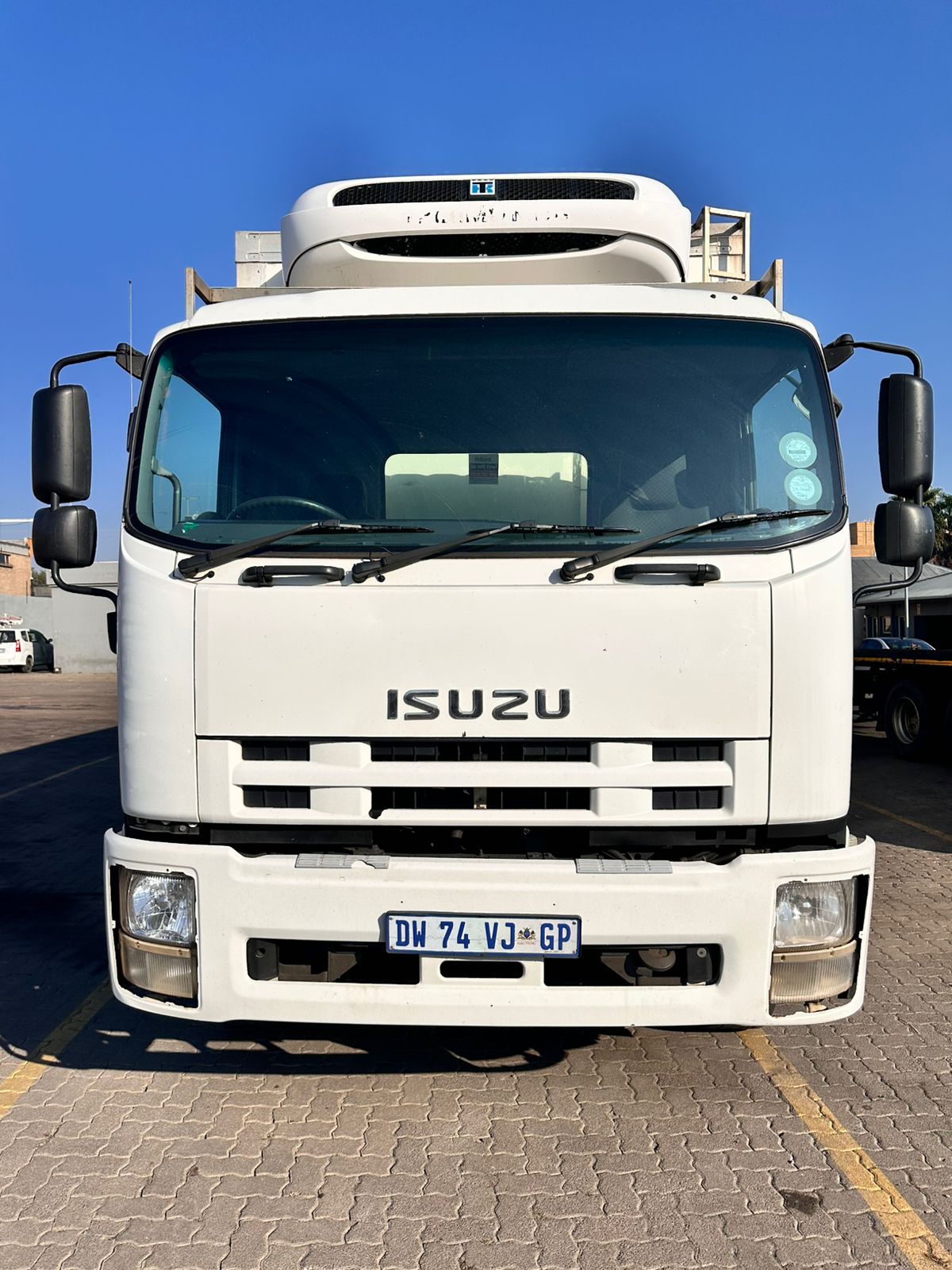 2015 ISUZU FVM1200 FRIDGE TRUCK WITH THERMOKING T-800R (-25 degrees Celsius) 362495KM - Image 2