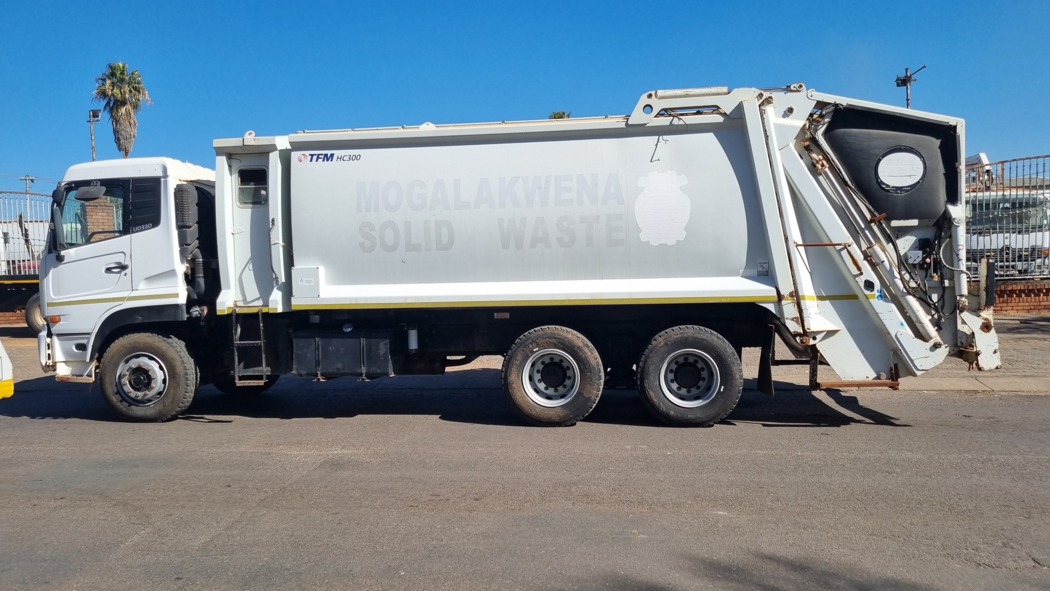 2012 UD330 COMPACTOR - Image 4