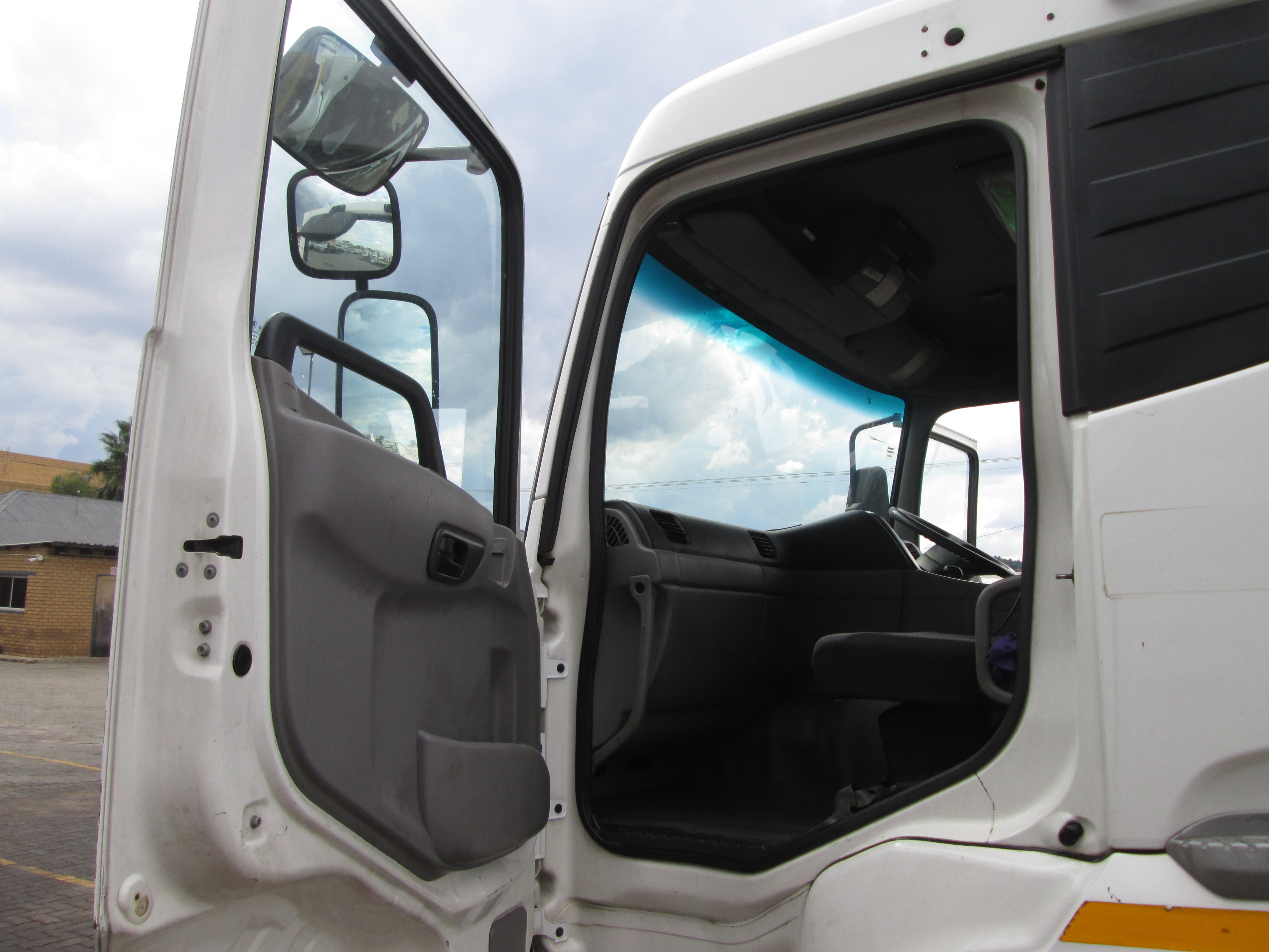 2018 UD QUON GW26-450 TRUCK TRACTOR 311225KM - Image 13