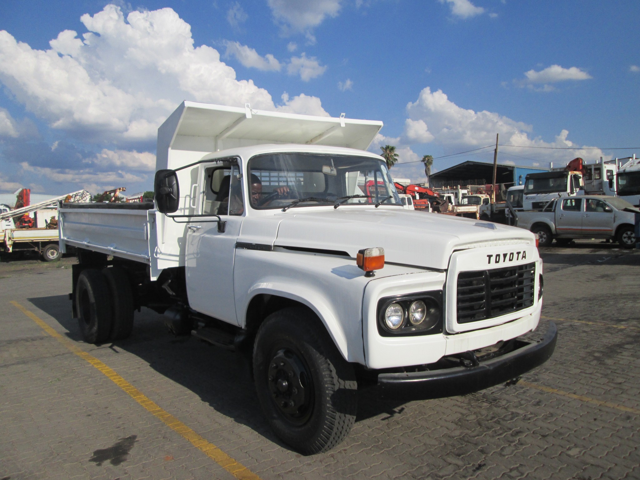 1998 TOYOTA DA116-13 4CUBE TIPPER - Image 1