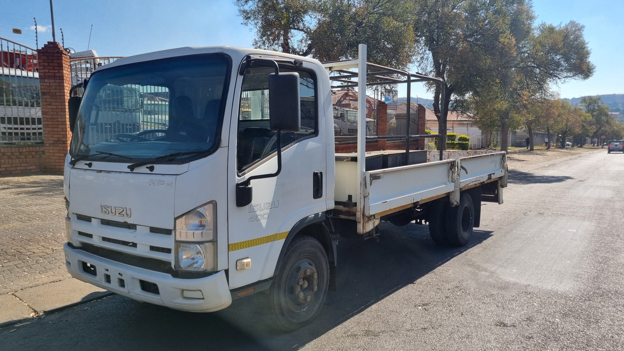 2012 ISUZU NPR400 4TON DROPSIDE BODY TRUCK - Image 4