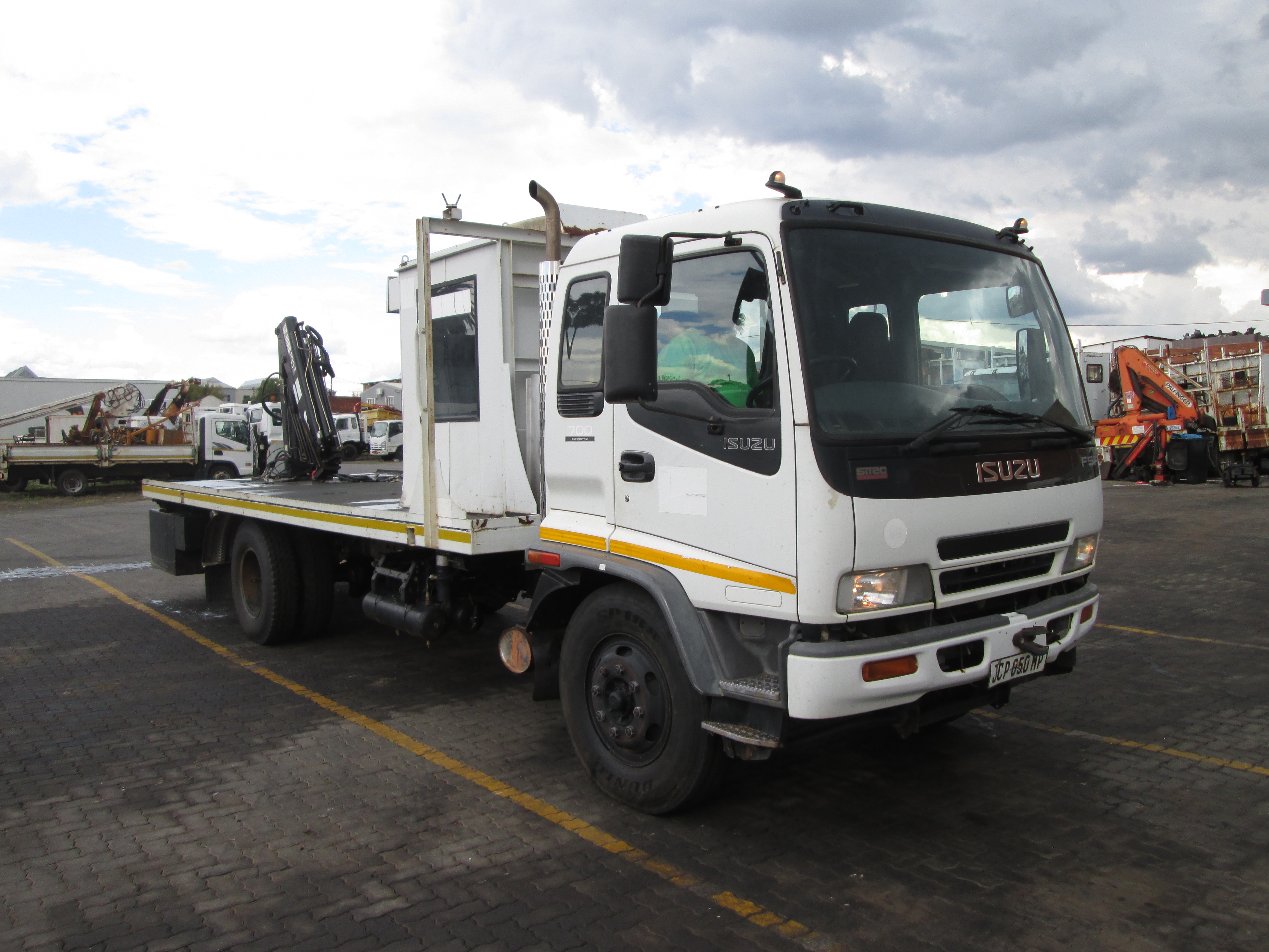 2012 ISUZU FSR700 7TON FLATDECK WITH 033T HIAB CRANE - 105296KM