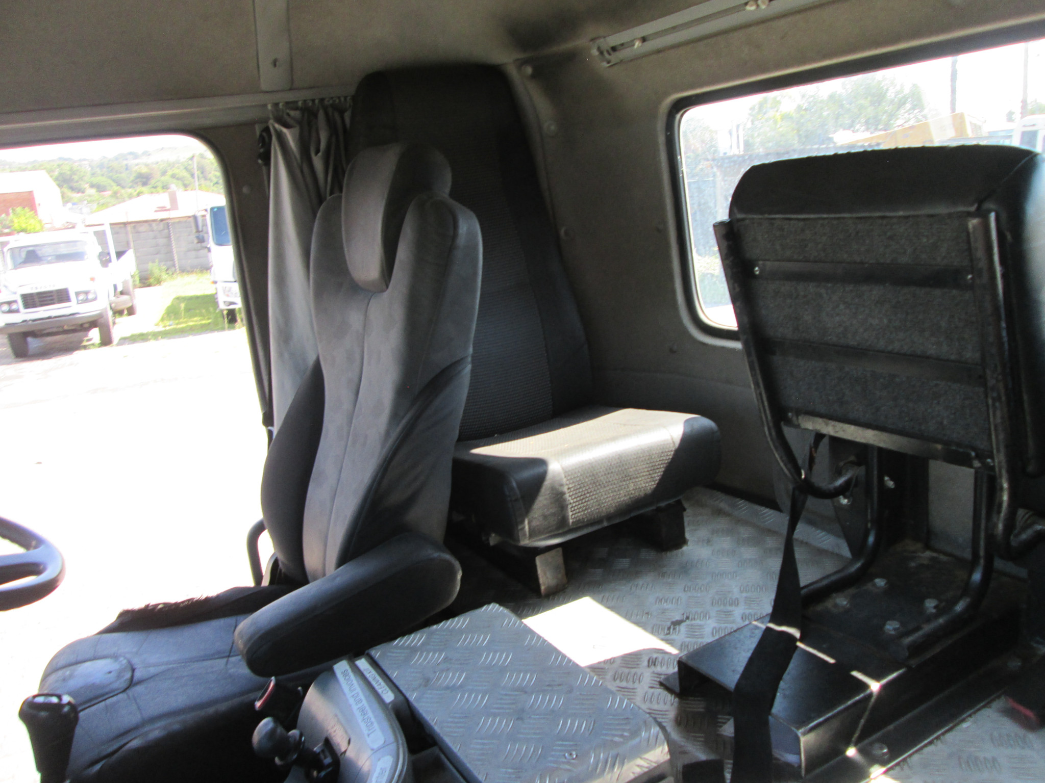 2015 UD QUON GW26-450 TRUCK TRACTOR 309996 KM - Image 15